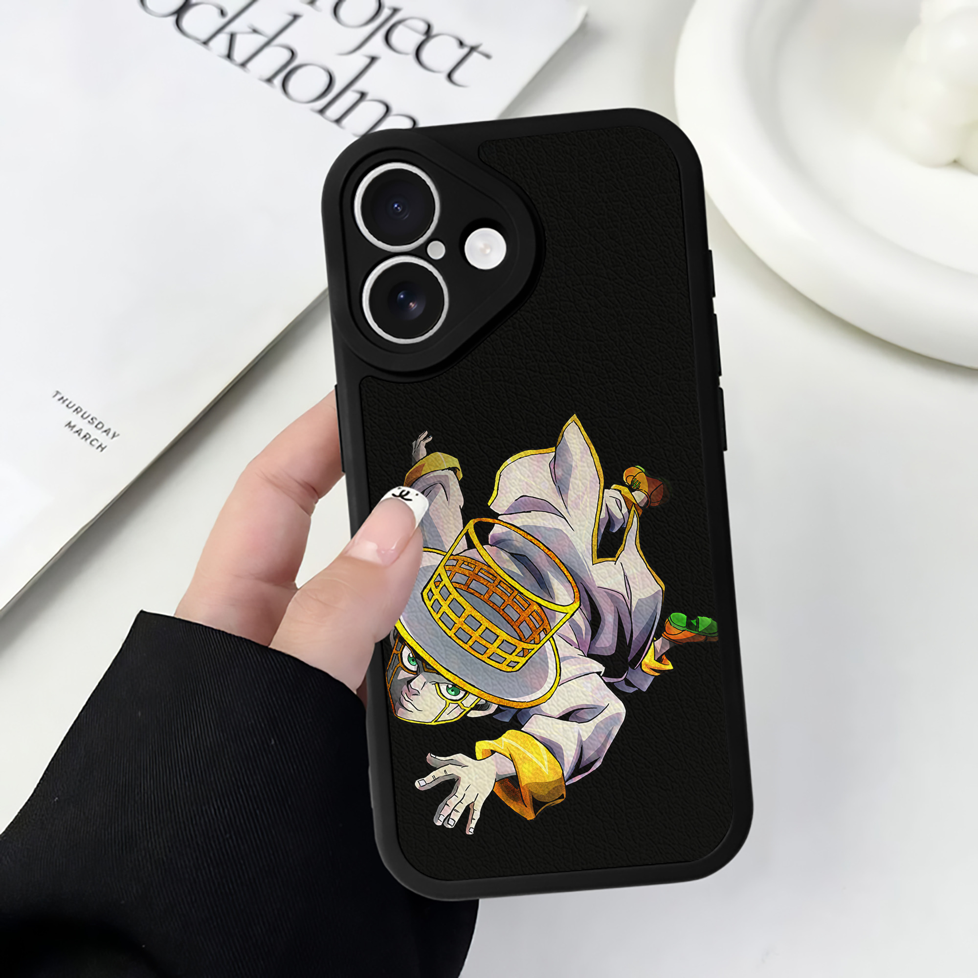 （画像用） ジョジョの奇妙な冒険 岸辺 露伴（きしべ ろはん） JoJo's Bizarre Adventure Rohan Kishibe 【iPhone 16シリーズ対応】シリコンスマホケース（レザー調） 材質：シリコン